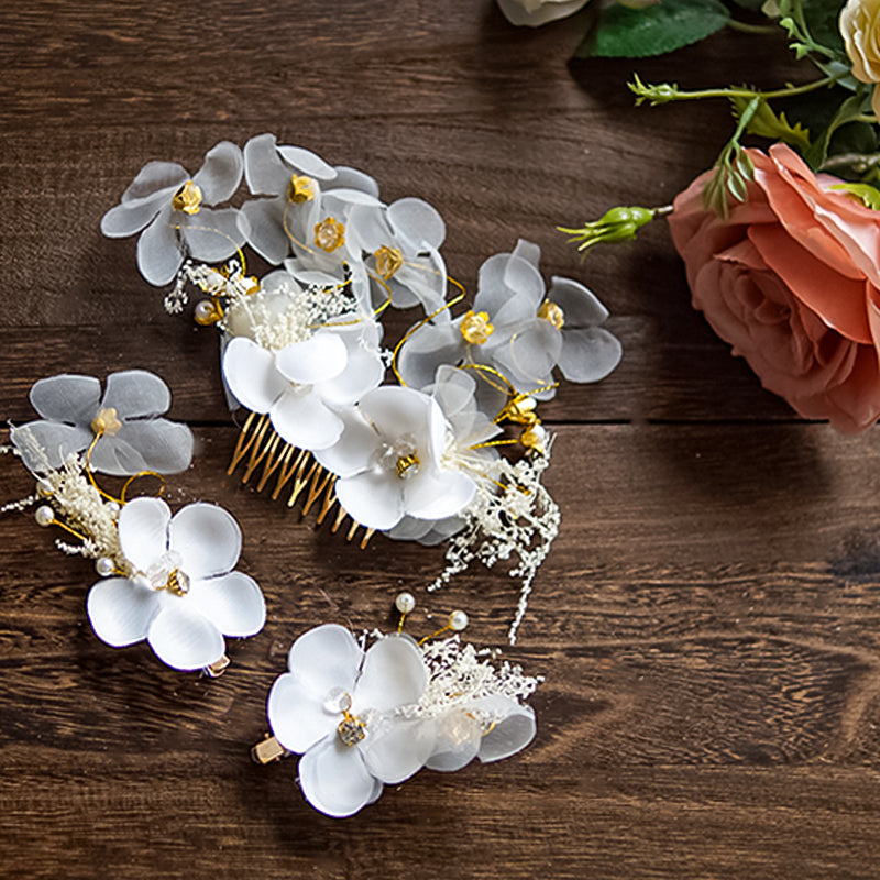 サテンとオーガンジーの花モチーフにパールとラインストーンをあしらったヘッドドレス