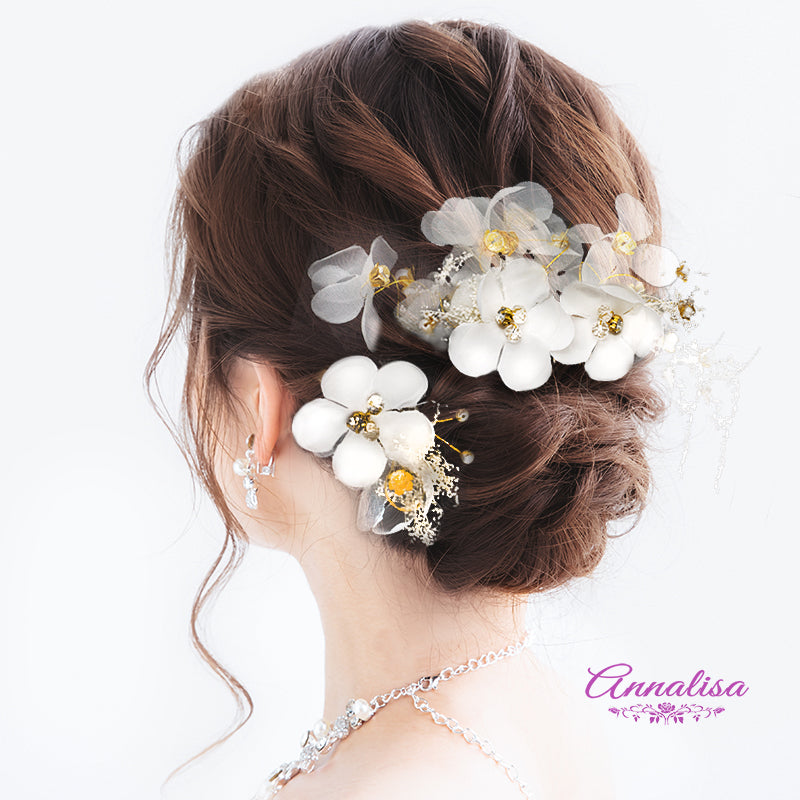 サテンとオーガンジーの花モチーフにパールとラインストーンをあしらったヘッドドレス