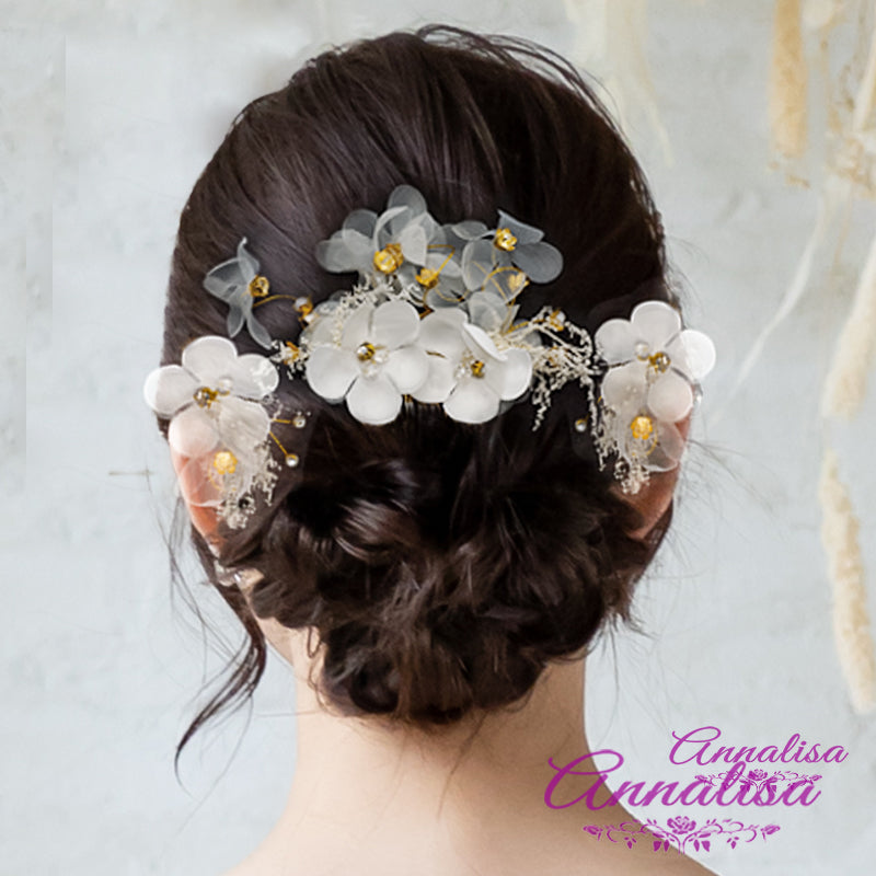 サテンとオーガンジーの花モチーフにパールとラインストーンをあしらったヘッドドレス