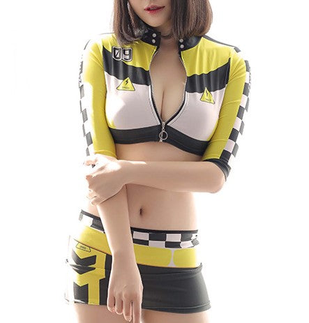 ミニマム丈がセクシーなレースクイーンコスプレ