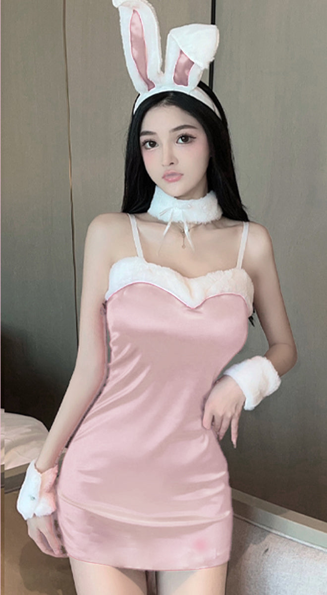 光沢のあるしっかりした生地を使用したシャイニーなバニーガール