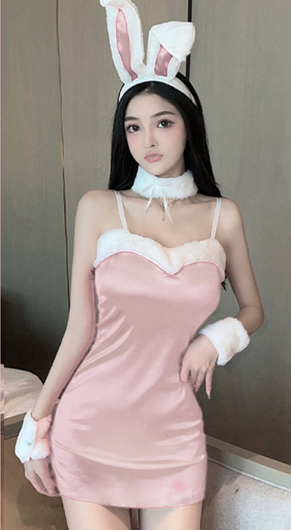 光沢のあるしっかりした生地を使用したシャイニーなバニーガール