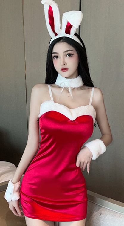 光沢のあるしっかりした生地を使用したシャイニーなバニーガール